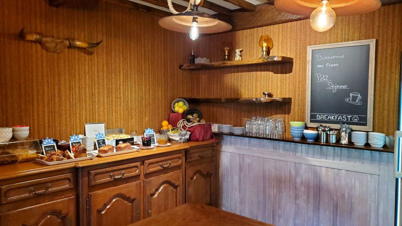 façade de l'hôtel Cosmos de Paris