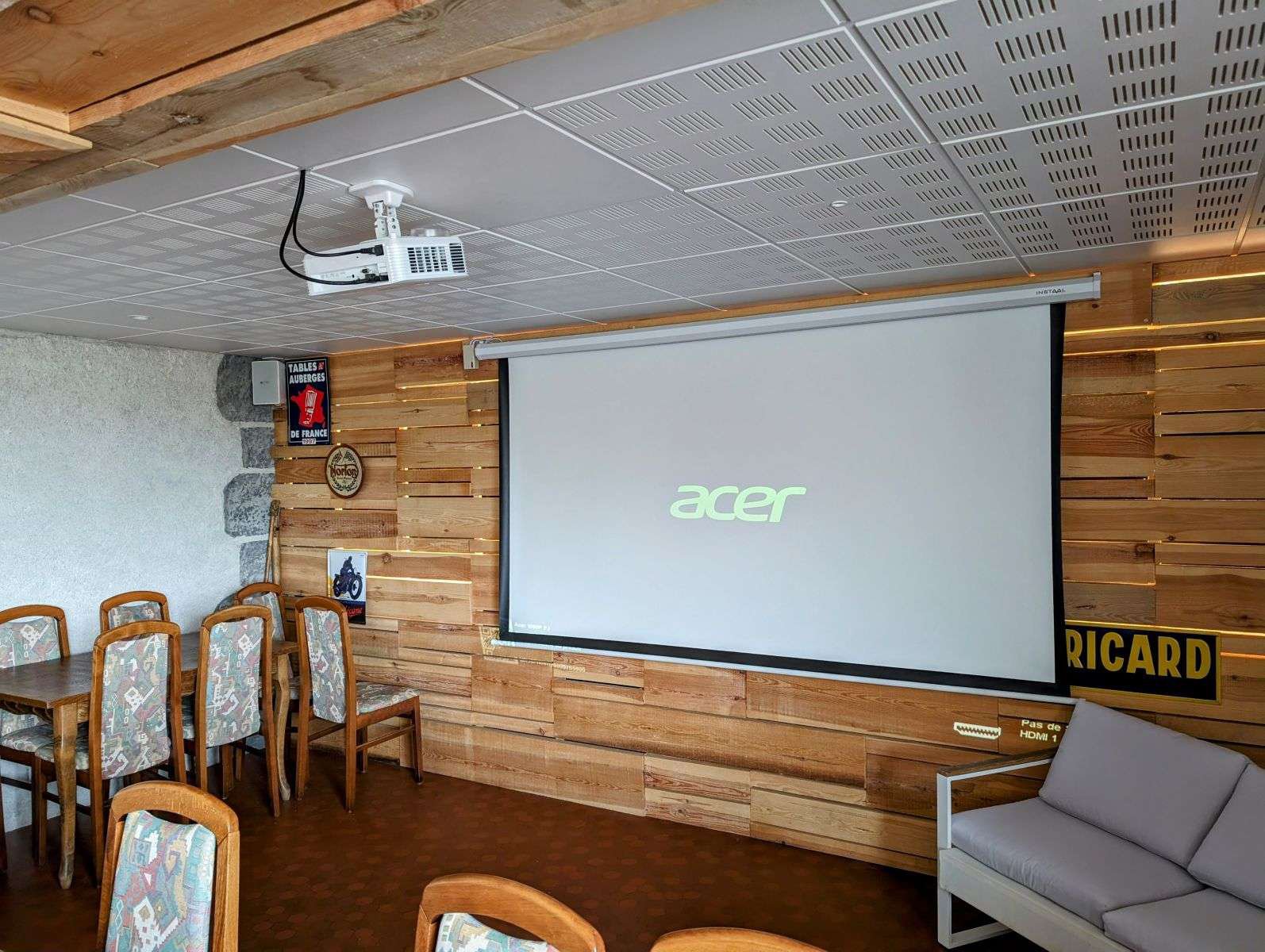 façade de l'hôtel Cosmos de Paris