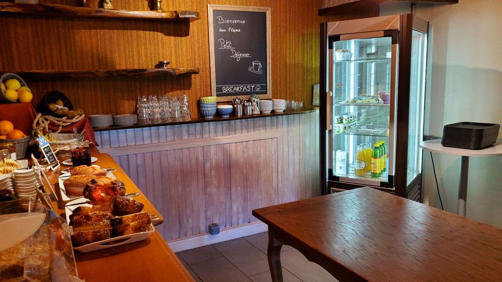 façade de l'hôtel Cosmos de Paris