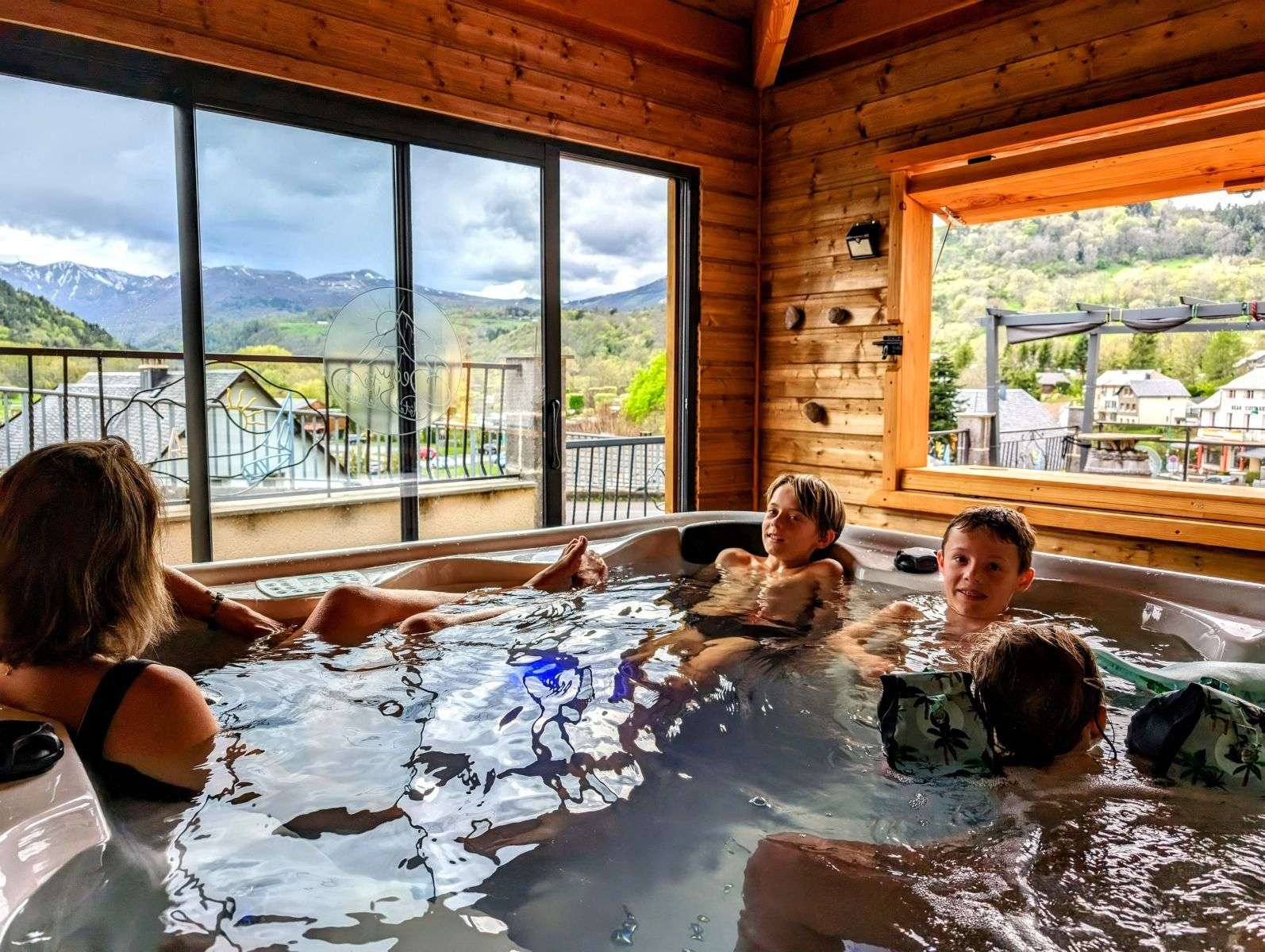 façade de l'hôtel Cosmos de Paris