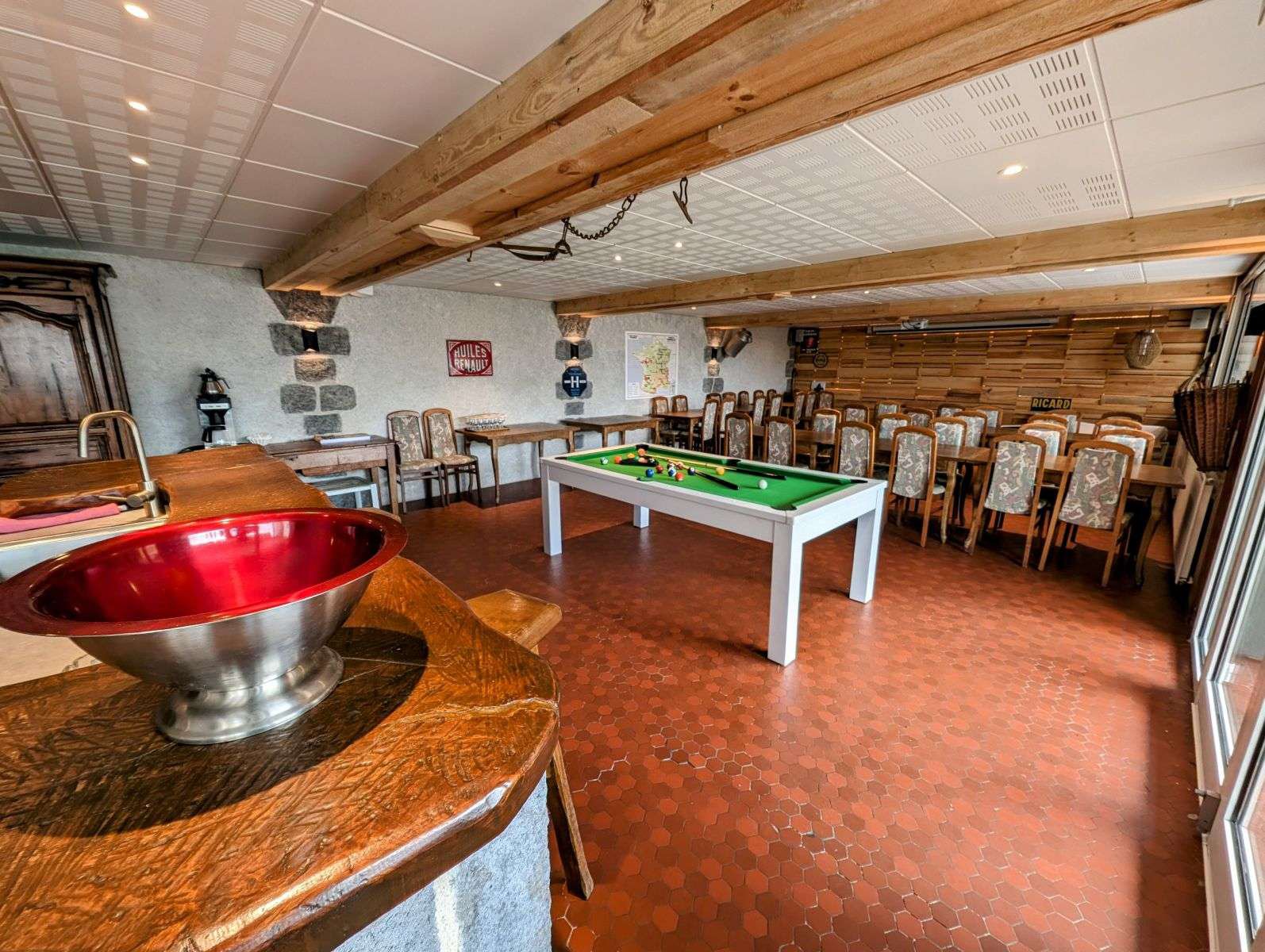 façade de l'hôtel Cosmos de Paris